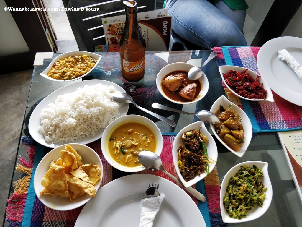 Sri Lankan fish curry rice-backpacking in sri lanka