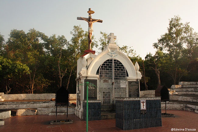 Miraculous Cross Anjuna - I found another Miraculous Cross in Goa