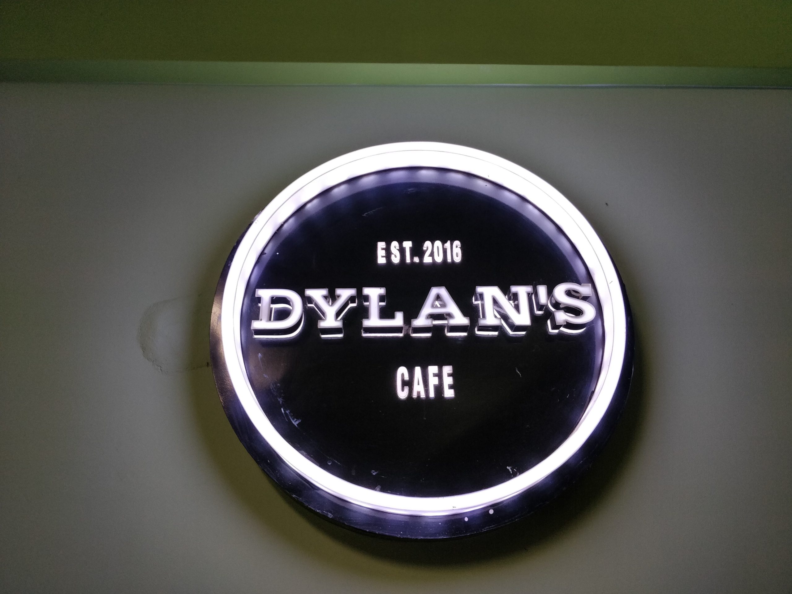 Wall decor using old vinyl records - Picture of Dylan's Cafe